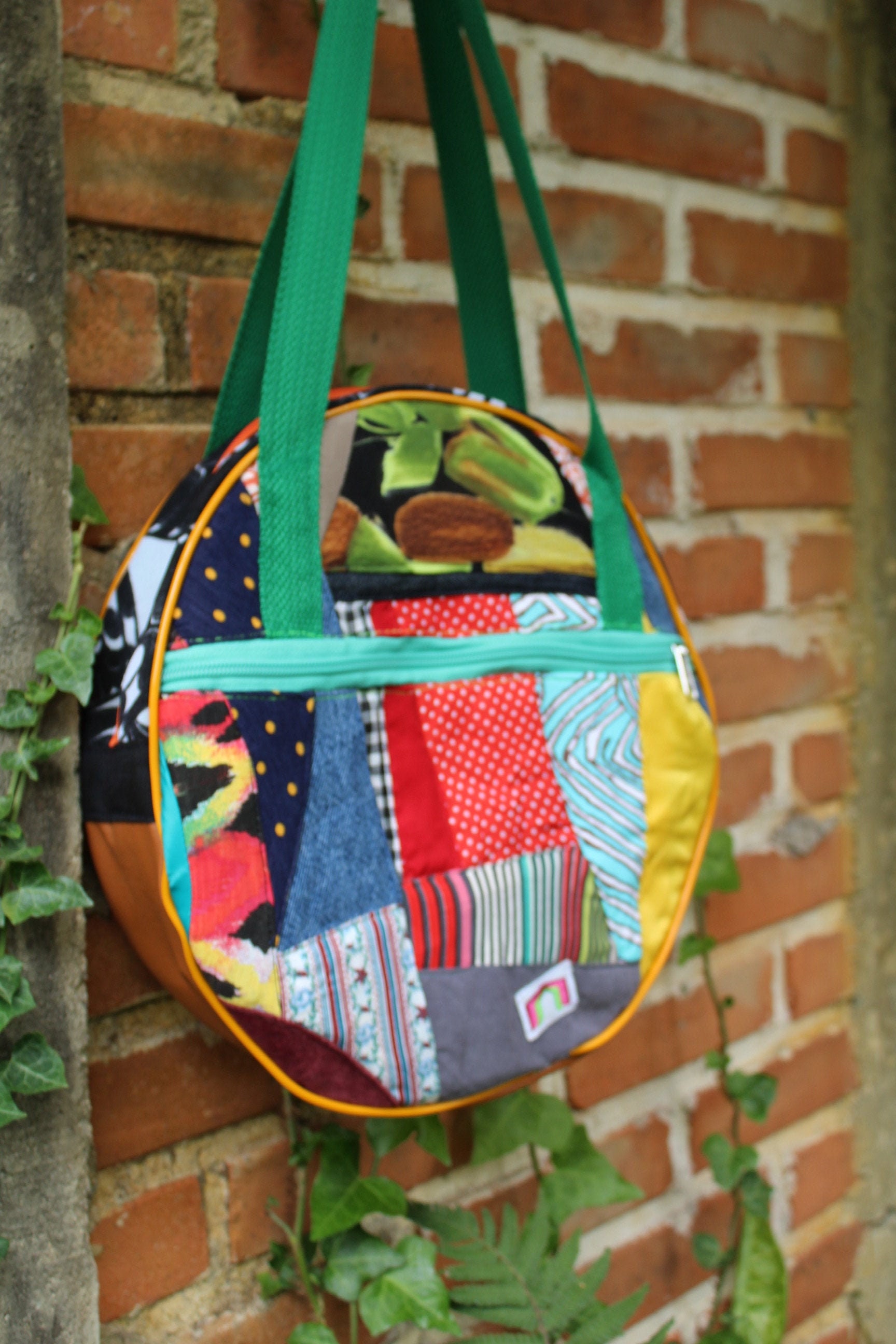 ROUND MOUNTAIN Tambourine Large Tote Bag