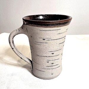Taza de cerámica hecha a mano, estilo rústico minimalista, tonos neutros, taza de café artesanal.