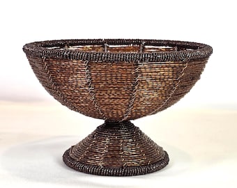 Centro de mesa con frutero tejido y cuenco de pedestal con cuentas de estilo vintage