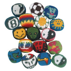 Puede incluir: Una colección de coloridos sacos de hacky hechos a mano. Cada pelota presenta diseños únicos, incluyendo un patrón de balón de fútbol, una carita sonriente, un símbolo de yin-yang y un patrón de arcoíris. Las pelotas están hechas de hilo y son de varios colores.