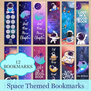 Puede incluir: Un conjunto de doce marcapáginas rectangulares con ilustraciones de temática espacial que incluyen astronautas, gatos en el espacio, planetas y estrellas. Los diseños contienen textos como Just One More Chapter, Lost in a Good Book y Eat Sleep Read.
