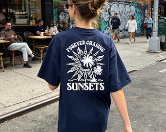 T-shirt graphique soleil rétro avec palmiers, t-shirt pour toujours chasser les couchers de soleil, haut d'été côtier, tenue décontractée pour les vacances à la plage, tenues d'été quotidiennes à la mode