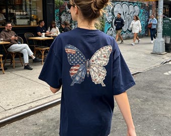 T-shirt d'anniversaire de style américain, t-shirt graphique papillon drapeau américain effet vieilli artistique, vêtements de fierté américain, chemise quotidienne confort