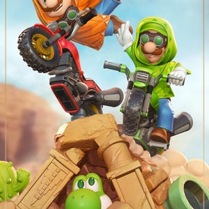 Puede incluir: Una figura dinámica con dos personajes en motocicletas, uno en naranja y otro en verde, ambientada en un desierto. Las motocicletas rojas y verdes están situadas sobre un terreno rocoso, con un dinosaurio verde asomando. Un coleccionable vibrante.