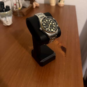 Może przedstawiać: Rustykalny drewniany znak z napisem "Welcome to our home" w białych literach. Znak ma postarzaną powierzchnię i prosty, zachęcający design, idealny do dekoracji wejścia.