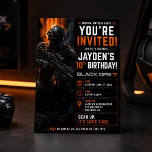 Peut inclure: Invitation d'anniversaire Black Ops 7 avec un soldat en illustration. Le texte "You're Invited!" est mis en avant, avec les d&eacute;tails de l'anniversaire de Jayden, 10 ans, date, heure et lieu. L'invitation est noire et orange.