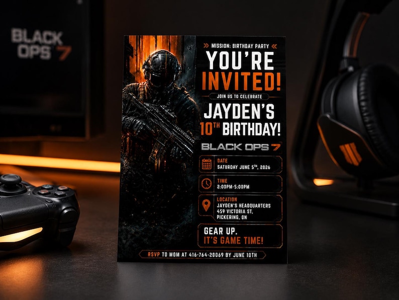 Peut inclure: Invitation d'anniversaire Black Ops 7 avec un soldat en illustration. Le texte "You're Invited!" est mis en avant, avec les d&eacute;tails de l'anniversaire de Jayden, 10 ans, date, heure et lieu. L'invitation est noire et orange.
