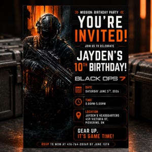 Peut inclure: Invitation d'anniversaire noire et orange sur le th&egrave;me militaire. L'invitation indique &laquo; Vous &ecirc;tes invit&eacute; ! &raquo; et comprend les d&eacute;tails du 10e anniversaire de Jayden, y compris la date, l'heure et le lieu. L'invitation dit aussi &laquo; Pr&eacute;parez-vous. C'est l'heure du jeu ! &raquo;