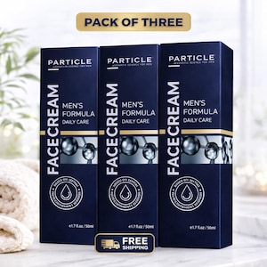 Op de afbeelding: Een witte keramische mok met een zwarte handgreep en de tekst "But First, Coffee" in een vetgedrukte, zwarte letter. De mok staat tegen een vage achtergrond, wat een gezellige setting suggereert.