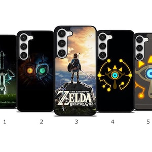 Puede incluir: Cinco fundas negras para teléfono con diferentes diseños. Los diseños incluyen una espada, un ojo de personaje, un personaje en una montaña con el texto "The Legend of Zelda Breath of the Wild" y dos diseños de ojos.