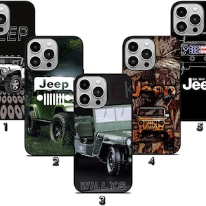 以下が含まれることがあります： Jeepの車両をフィーチャーした5つの携帯電話ケースのコレクション。デザインには、黒い背景に白いJeep、森の中の緑のJeep、緑のWillys Jeep、迷彩の背景を持つオレンジ色のJeep、Jeepのロゴが付いた黒いケースが含まれます。