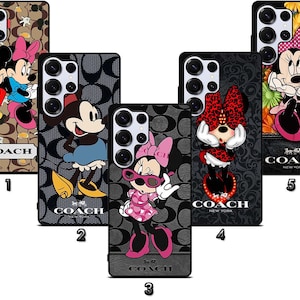 Pode incluir: Cinco capas de telefone com designs da Minnie Mouse. As capas apresentam várias poses e roupas, incluindo um vestido de bolinhas e óculos de sol. Cada capa tem um padrão de fundo diferente e o logotipo da Coach.