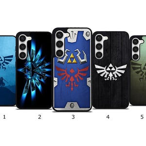 Puede incluir: Cinco fundas para teléfono con diferentes diseños. Las fundas presentan varios gráficos, incluyendo una silueta azul de un jinete, un diseño azul roto, un escudo azul con un emblema rojo, un emblema blanco sobre un fondo de vetas de madera negra y un emblema verde.