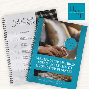 Könnte beinhalten: Ein spiralgebundenes Arbeitsbuch mit dem Titel Master Your Metrics: Using Analytics to Grow Your Business mit einem türkisfarbenen Einband und einem Foto von Händen an einem Laptop. Die Rückseite zeigt ein Inhaltsverzeichnis mit Kapiteln von 03 bis 36.
