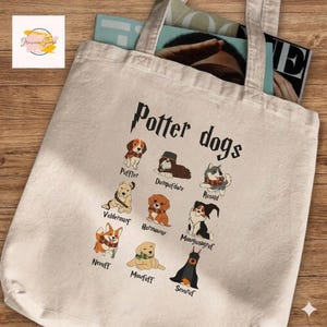 Op de afbeelding: Crèmekleurige draagtas met de tekst "Potter dogs" en illustraties van honden in de stijl van personages uit de Harry Potter-serie. De tas heeft twee handvatten en is gevuld met boeken.