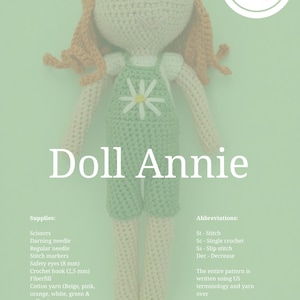 Puede incluir: Una taza de cerámica blanca con asa negra y el texto "But First, Coffee" en negrita negra. La taza se encuentra sobre un fondo borroso, resaltando su diseño limpio.