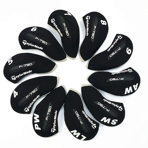以下が含まれることがあります： 白文字と数字が入った黒いゴルフヘッドカバーのコレクション。各カバーには「P.790」と「TaylorMade」のブランド名、数字の4、5、6、7、8、文字のPW、AW、LW、MSが記載されています。