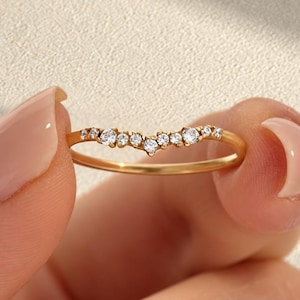 Rundslipad moissanit med diamanter, böjd vigselring i 14 karat massivt guld, elegant önskarbensring, brudförstärkare med kapsling