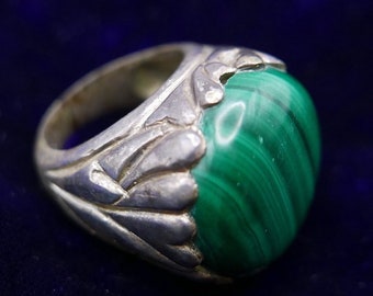 Vintage Turkish hand-made sterling silver statement ring with large malachite gemstone in stylish setting with engraved shank