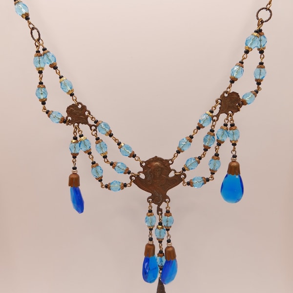 Extraordinário colar de festão de vidro tcheco antigo e genuíno da belle época com motivo de deusa de latão e pedras preciosas pendentes de vidro azul água cintilante