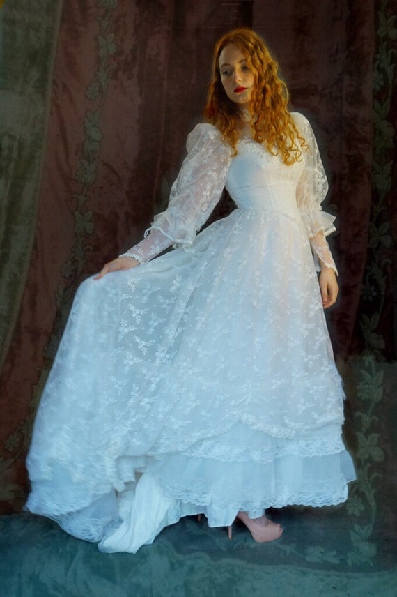 Cascading vintage lace wedding gown / frothy shee… - image 3