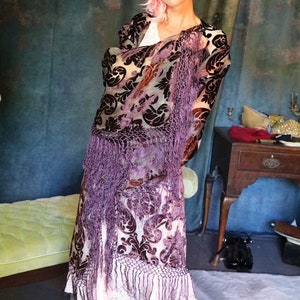 Blommig kimono i sidensammet / skir glansig lila sidenkjol med fransar och stiliserade löv / Stevie Nicks divine art déco-operakappa