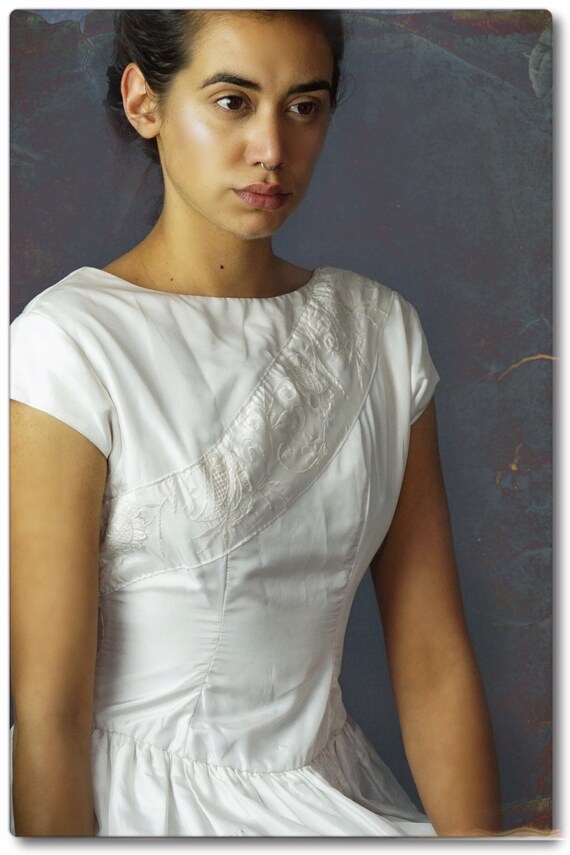 Pretty vintage silk gown / white embroidered part… - image 3