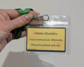 Może przedstawiać: Przezroczysty plastikowy identyfikator z zieloną smyczą. Wewnątrz znajduje się żółta karta z grafiką słonecznika i tekstem: Hidden Disability, I may communicate differently. Please be patient with me. Na dole widnieje napis Every Voice Co.