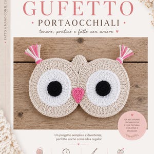 Può includere: Un documento di schema all'uncinetto intitolato Collezion Verú Progetto Uncinetto Gufetto Portaocchiali che mostra un portaocchiali a forma di gufo realizzato in filato beige, bianco, nero e rosa con ciuffi, icone e testo esplicativo.
