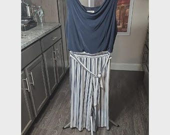 Mono de Soho Apparel con top azul marino y rayas blancas y azul marino.