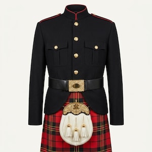 Pode incluir: Um casaco preto de estilo militar com botões dourados, gola alta e debrum vermelho, combinado com um kilt de tartan vermelho. Um cinto de couro preto com uma fivela dourada ornamentada e um sporran de pelo branco com três borlas.