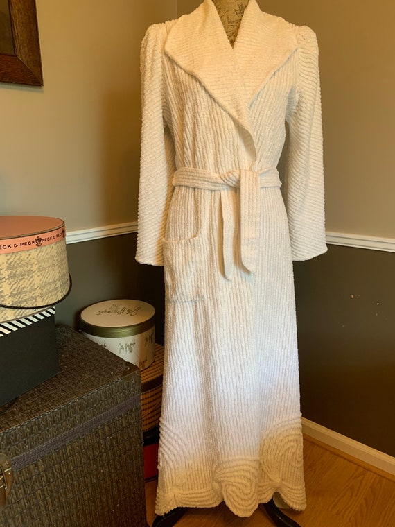 Vintage Chenille Robe White Scalloped Hem Robe Wom
