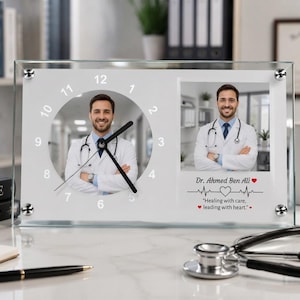Peut inclure: Une horloge de bureau rectangulaire en verre avec un cadran circulaire à aiguilles noires et un cadre photo carré. Le design comprend le portrait d'un médecin, le texte Dr. Ahmed Ben Ali, un tracé EKG en forme de cœur et la citation Healing with care, leading with heart.