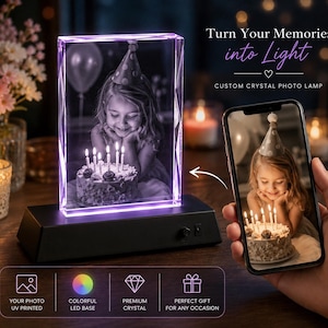 Peut inclure: Une lampe photo en cristal rectangulaire gravée au laser représentant un enfant avec un gâteau d'anniversaire. Le cristal repose sur une base LED noire avec un interrupteur. Le texte indique : Turn Your Memories into Light, Custom Crystal Photo Lamp.