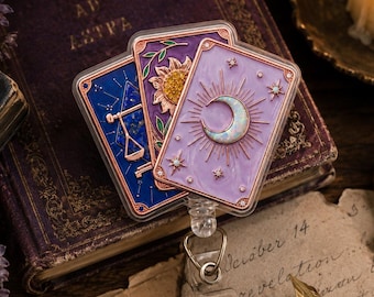 Portabadge a forma di carta dei tarocchi celeste, portabadge retrattile con estetica da stregoneria a tema tarocchi, regalo per insegnanti, infermiere, fasi lunari, civetta, dark academia