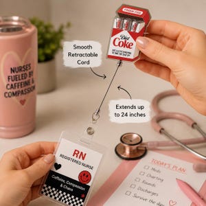Pu&ograve; includere: Un portabadge retrattile con un tesserino RN Registered Nurse trasparente. Il portabadge si estende fino a 61 cm e presenta un design a tema Diet Coke. Il tesserino include il testo "Caffeine, Compassion & Chaos."