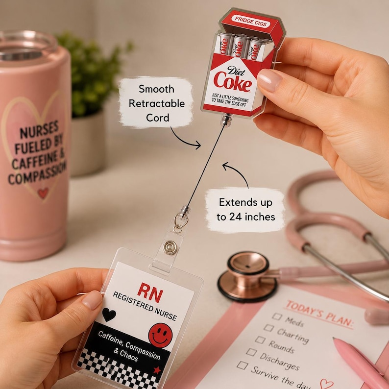Pu&ograve; includere: Un portabadge retrattile con un tesserino RN Registered Nurse trasparente. Il portabadge si estende fino a 61 cm e presenta un design a tema Diet Coke. Il tesserino include il testo "Caffeine, Compassion & Chaos."