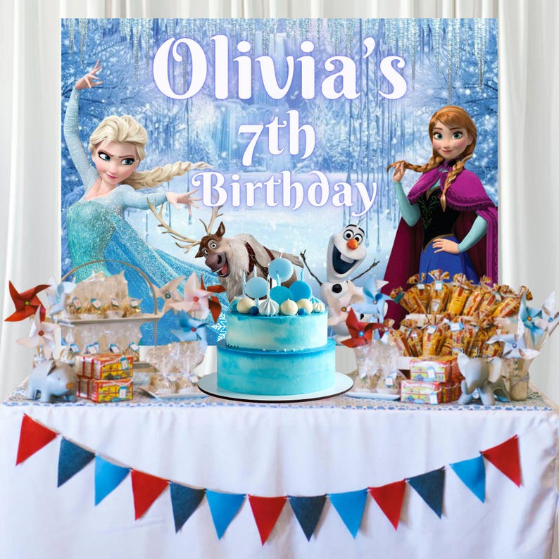 Puede incluir: Una decoraci&oacute;n de cumplea&ntilde;os con un pastel azul de dos pisos, un fondo con Elsa, Anna, Sven y Olaf, y el texto Olivia's 7th Birthday. La mesa est&aacute; decorada con una guirnalda de banderines rojos y azules y varios dulces de fiesta.