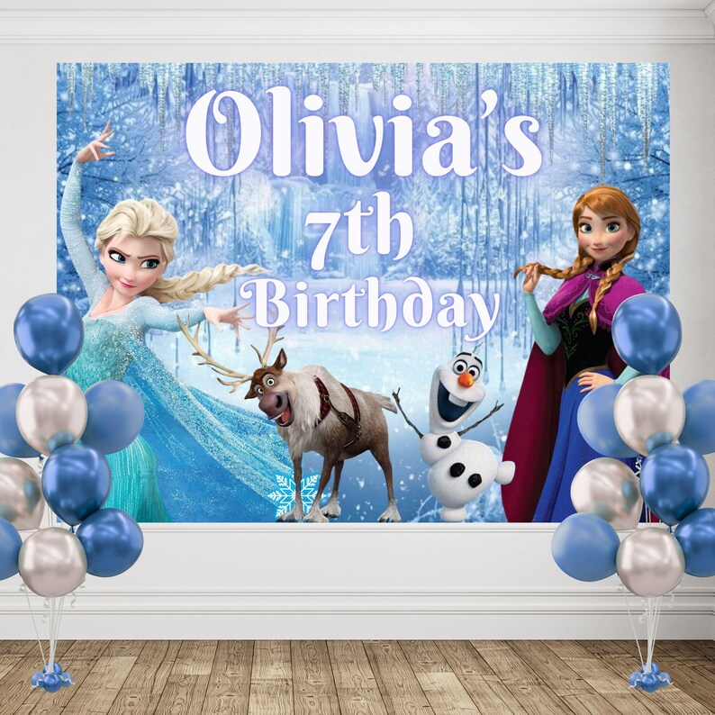 Puede incluir: Un tel&oacute;n de fondo rectangular con Elsa, Anna, Sven y Olaf sobre un fondo de bosque nevado con el texto Olivia's 7th Birthday. Dos grupos de globos azules y plateados est&aacute;n colocados a la izquierda y derecha de la pantalla.