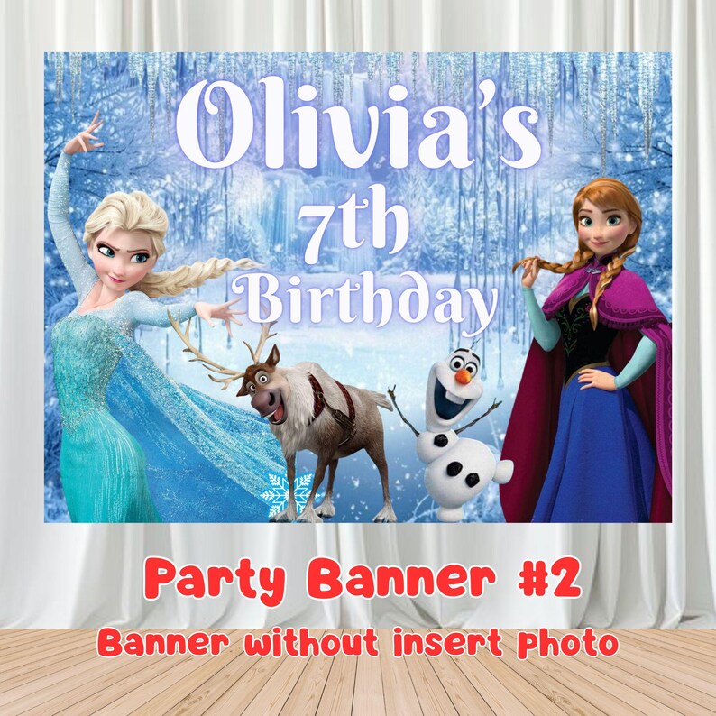 Puede incluir: Una pancarta de fiesta rectangular con un fondo de bosque invernal con Elsa, Anna, Sven el reno y Olaf. El texto dice Olivia's 7th Birthday en letras blancas. La pancarta muestra tonos azules y blancos helados con copos de nieve.