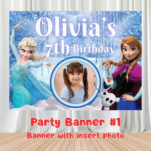 Puede incluir: Una pancarta de fiesta rectangular con un paisaje invernal con Elsa y Anna de Frozen, un marco circular central que contiene la foto de una ni&ntilde;a y el texto Olivia's 7th Birthday. Incluye un personaje de mu&ntilde;eco de nieve blanco.