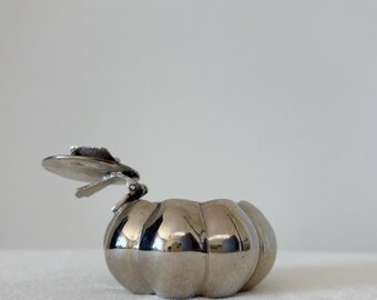 Elegante posacenere vintage a forma di zucca, color argento.