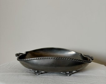 Ciotola vintage in peltro con manici – Fruttiera ovale martellata – Centrotavola decorativo con patina scura
