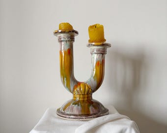 Portacandele vintage in ceramica a forma di U, stile metà secolo, con smalto multicolore e forma scultorea.