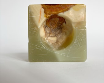 Posacenere vintage in marmo onice nei toni del verde naturale e del caldo miele.