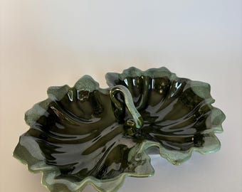 Piatto da portata vintage in ceramica smaltata verde – Ciotola scultorea dalle forme organiche – Elemento centrale in stile Mid-Century Modern