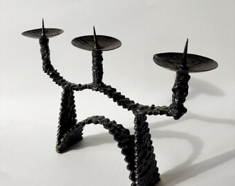 Candelabro scultoreo vintage in metallo in stile brutalista a tre bracci.