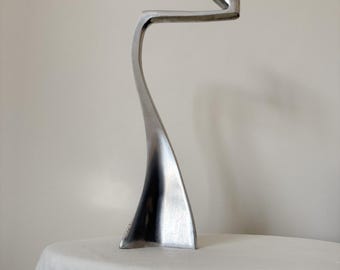 Portacandele scultoreo in alluminio pressofuso, figura astratta, design britannico anni '80.