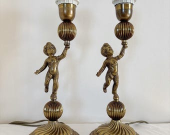 Coppia di lampade da tavolo vintage italiane in ottone a forma di putto – Lampade figurative Putti – Illuminazione in stile Hollywood Regency