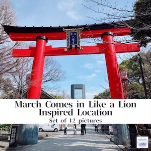 以下が含まれることがあります： 鮮やかな赤い鳥居が、澄み切った青い空を背景にそびえ立っています。門には黒い上部と装飾的な看板があります。画像には「March Comes in Like a Lion Inspired Location」と「Set of 12 pictures」というテキストが含まれています。
